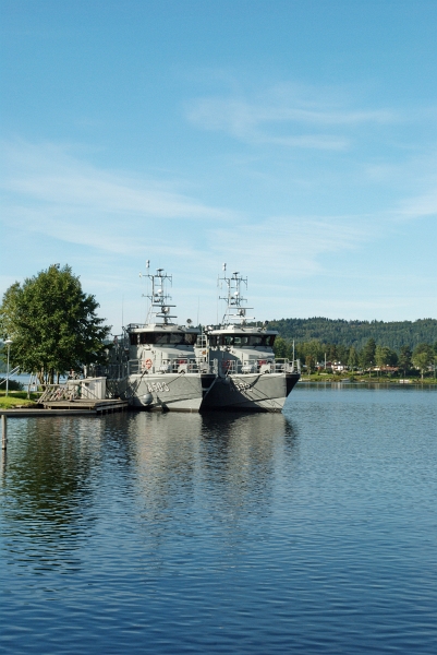 DSC_2700.jpg - HMS Arcturus & HMS Antares skolfartyg av modell Altair ligger i Karlsborg iväntan på vidare färd. Byggda på Djupviks Varv på Tjörn av Swedeship Marine för Svenska Marinen.